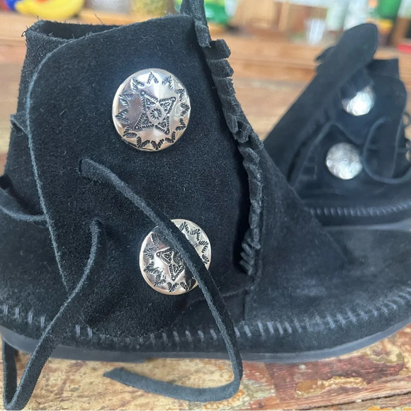 Minnetonka - Women’s Two Button Hard Sole Boot - Picture 3 of 11